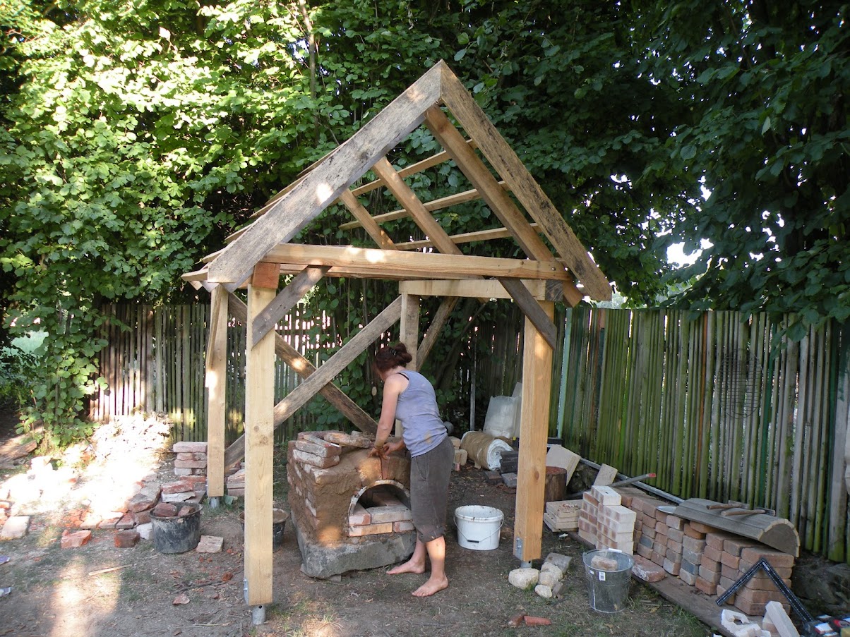 Honza Křivonožka při stavbě pece. 