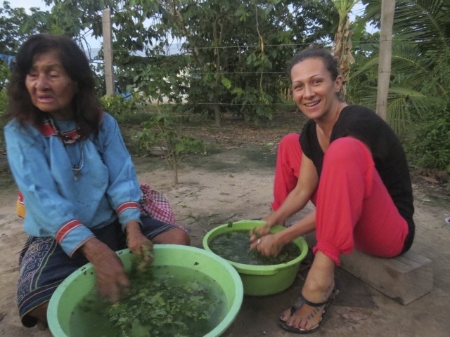 Šamanka a léčitelka Olivia Arevalo se mnou připavuje očistnou bylinkovou koupel.