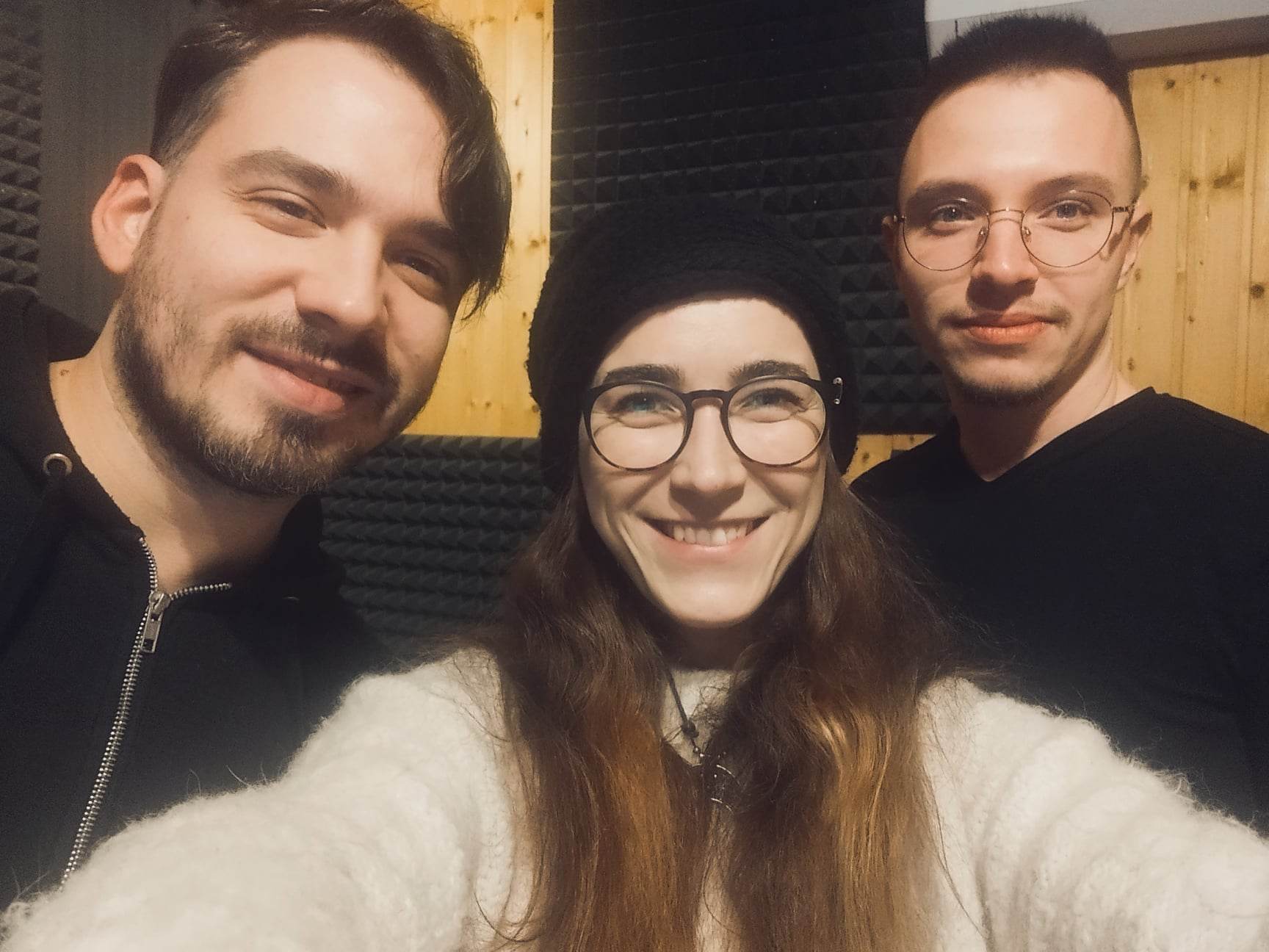 V štúdiu s Andrejom Karlikom /zvuk, produkcia, basa,...) a Adriánom Polovkom (bicie)