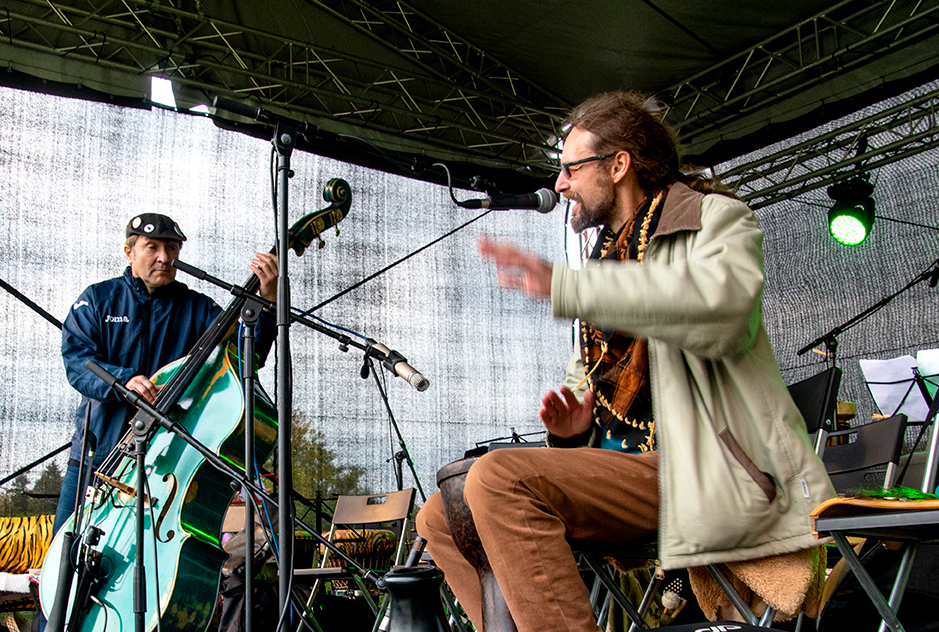 Duo Gavlas & Joe Pack bravurně kombinují standardní nástroje s těmi muzikoterapeutickými a také využívají potenciál některých strunných nástrojů harmonizovat i s nástroji v přirozeném ladění.