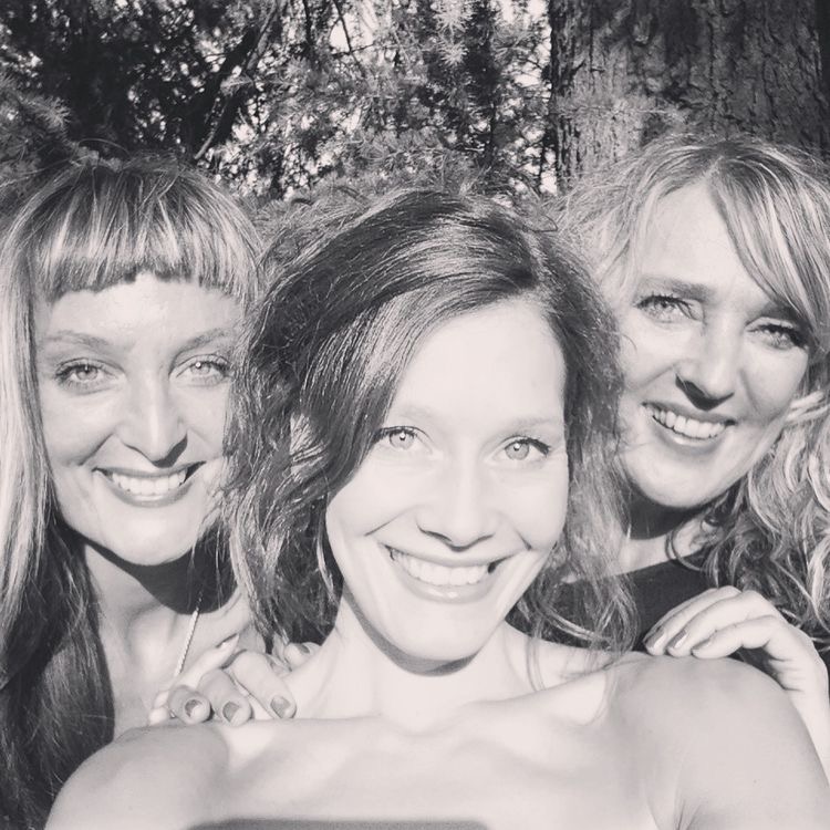 Zbývá poslední týden, kdy si knihu můžete prostřednictvím Hithitu předplatit, nebo si vybrat jinou odměnu. Vše, co vybereme navíc, použijeme třeba na lepší knižní vazbu, než jsme původně plánovaly, nebo jinou “vychytávku”.... prostě na to, aby byla kniha ještě krásnější!