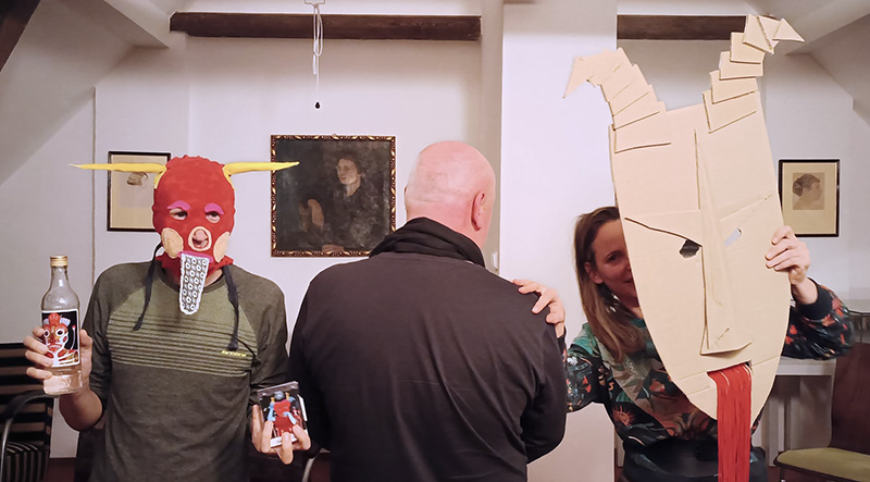 Křest Atlasu čertů v Mahenově památníku. Zleva: Mae Sara, Martin Mrskoš, Klára Šiška.