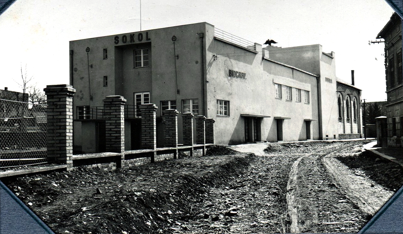 Sokolovna a kino v roce 1295.