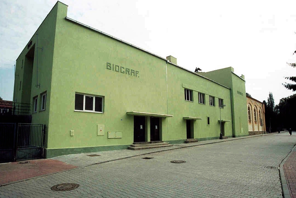 Sokolovna a kino v roce 1995.