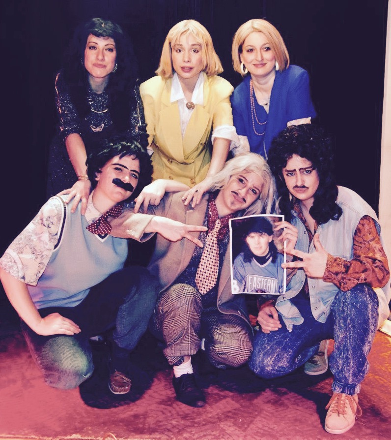 Hned zprvu jsme zjistily, že převleky jsou jednoduše dobrý. A pak se to stalo! Jako kouzlem se právě u poloviny z nás vyvinulo chorobné nutkání navlékat se do pánských oděvů. Nenechte se mýlit, punčocháče jsou super, nic vás ale pod nosem nezahřeje tak jako poctivě pěstěný knír.