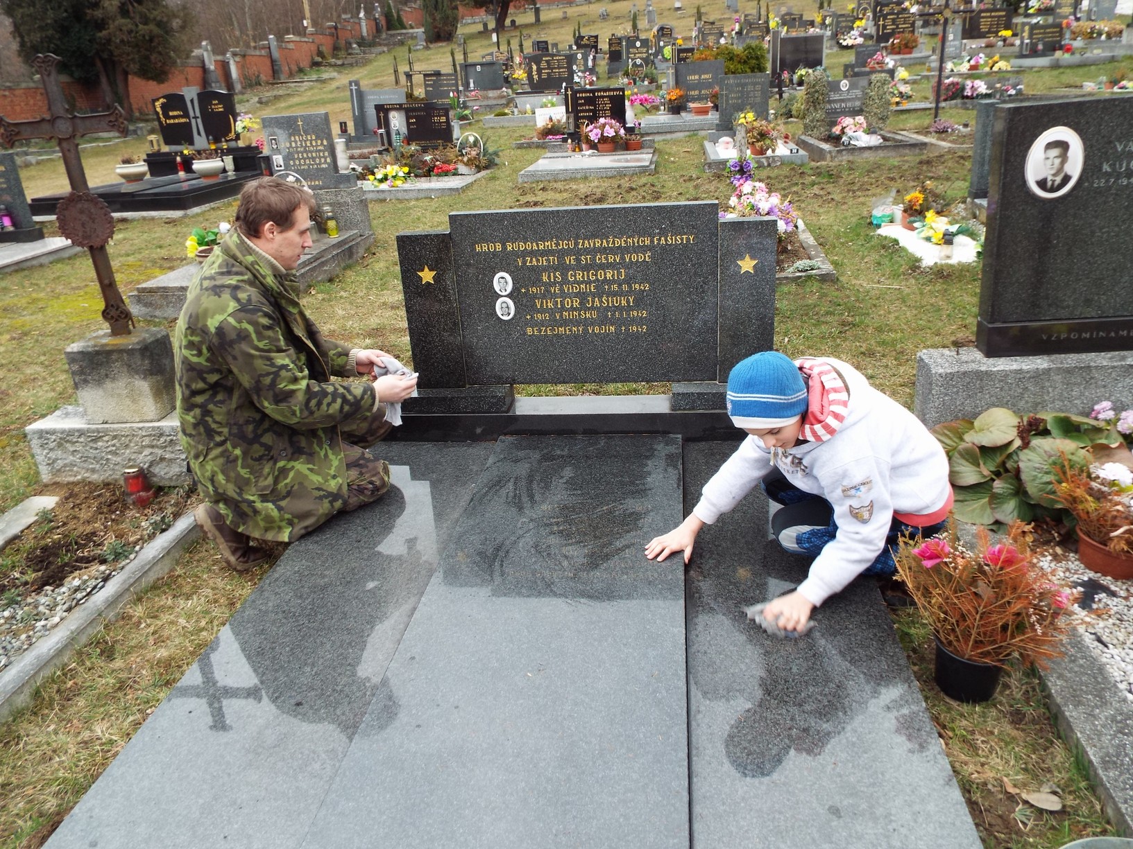 Lepení foto na hrob