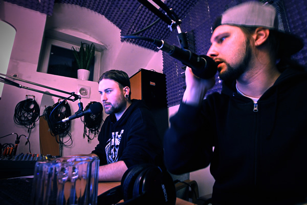 Moderátoři pořadu Deadly Zone v bývyalém studiu StreetCulture