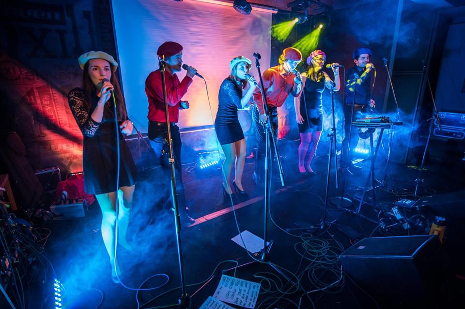 Intonic v plné parádě (zleva): Kate Machalová, Miloš Kudělka, Terka Filipová, Vojta Miloš, Hanka Faitová, José Klatovský.