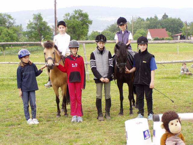 Některé z dětí Ponycentra v roce 2005, mnohá jejich přátelství trvají dodnes.