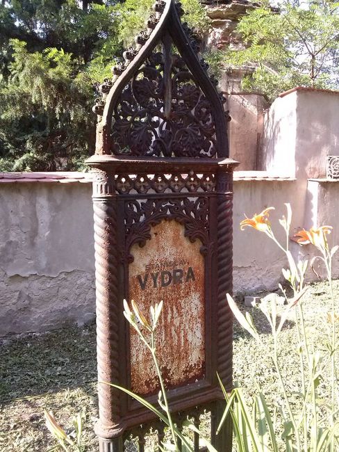 Pomník v červnu 2017