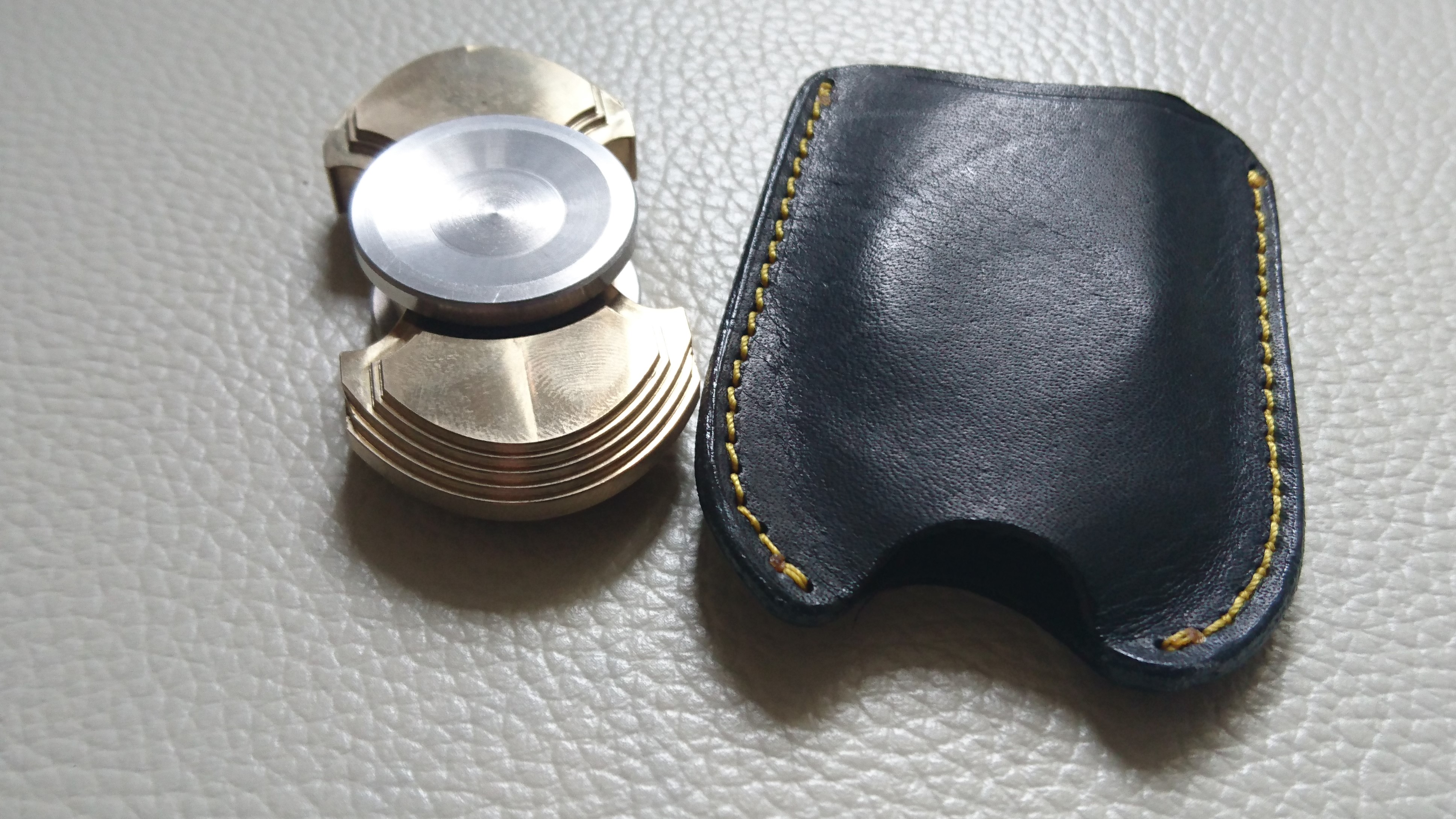 Bronzové infinito s koženým obalem