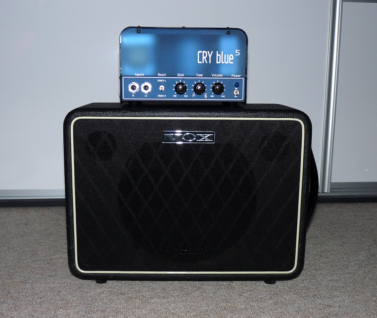 This is how the amplifiers from the prototype Cry blue 5 series (now Tekto 5) with the speaker box at one of our friends. Reprobox is the original VOX, but replaces the 16 Ohm original 8 Ohm speaker. It plays great.