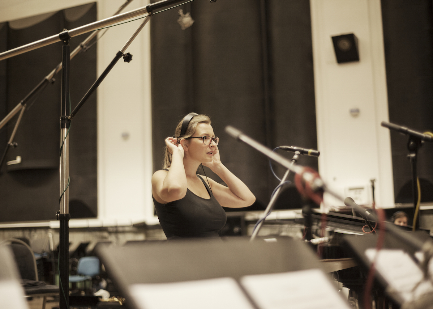 Štěpánka Balcarová při natáčení alba Vánoce dospělých big bandu Concept Art Orchestra ve Smečky Music Studios