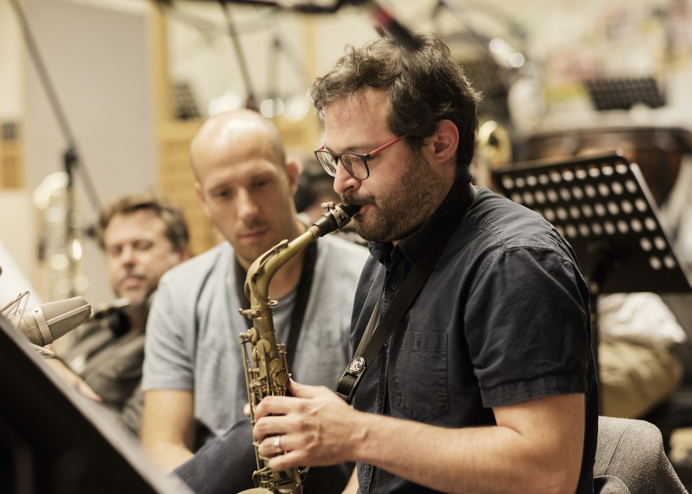 Petr Kalfus při natáčení alba Vánoce dospělých big bandu Concept Art Orchestra ve Smečky Music Studios