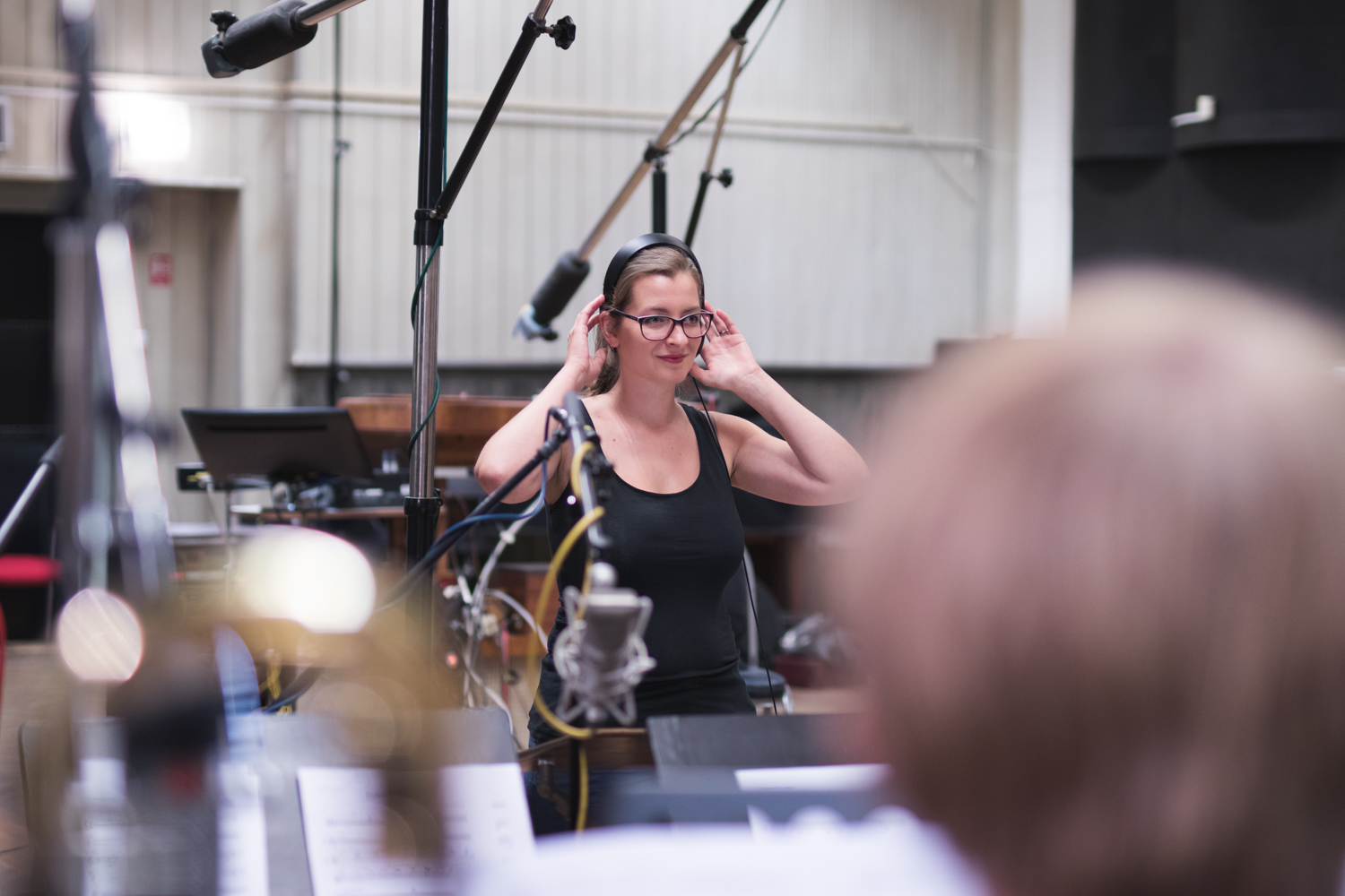 Štěpánka Balcarová při nahrávání CD Vánoce dospělých s big bandem Concept Art Orchestra ve Smečky Music Studios