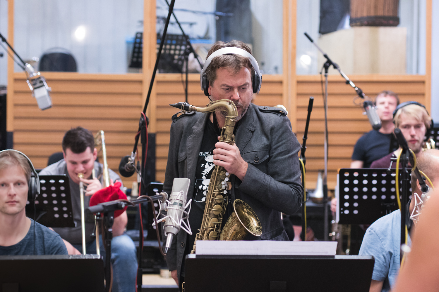 Marcel Bárta při nahrávání CD Vánoce dospělých s big bandem Concept Art Orchestra ve Smečky Music Studios