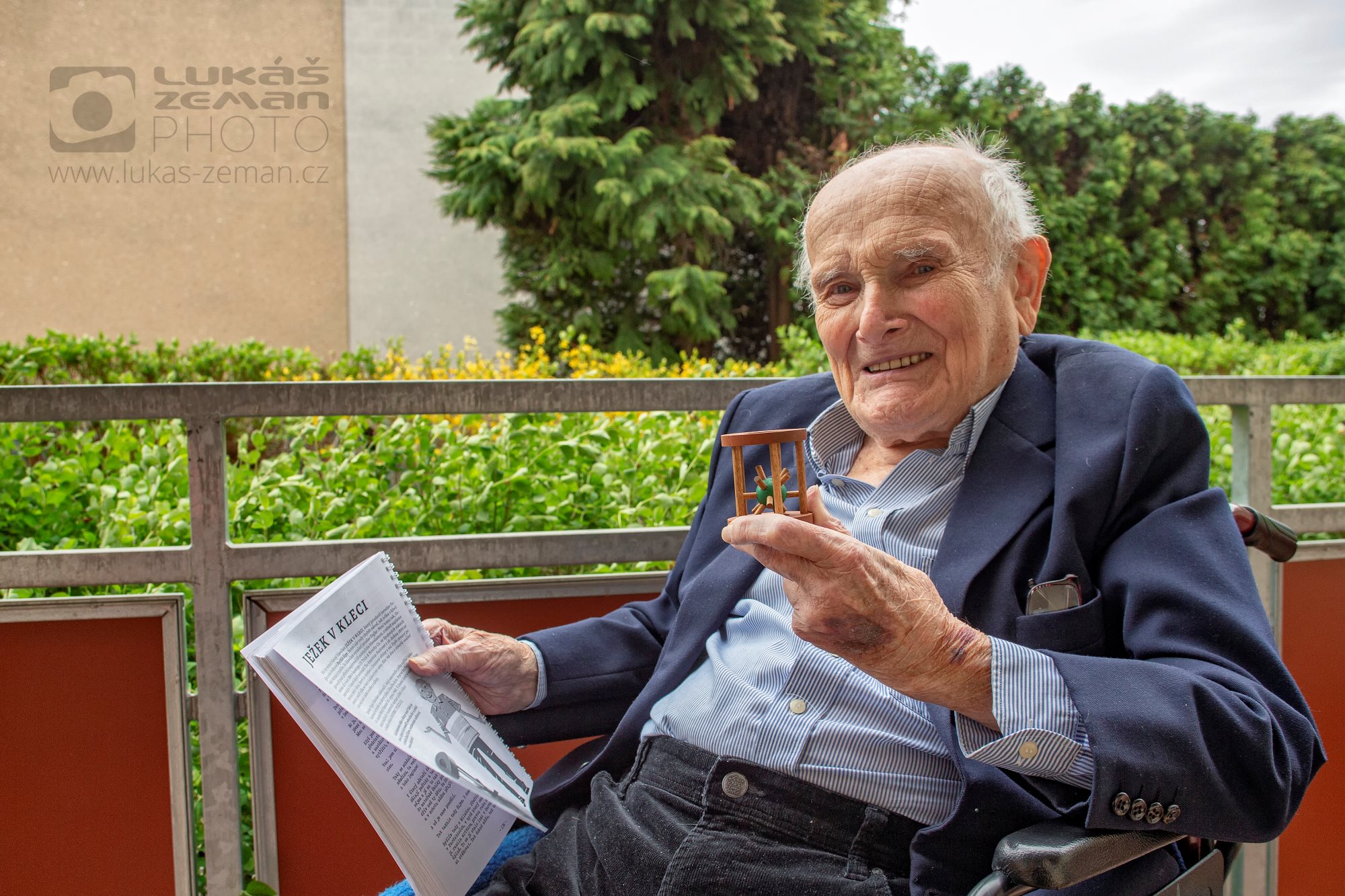 Jindra Hojer s ježkem v kleci