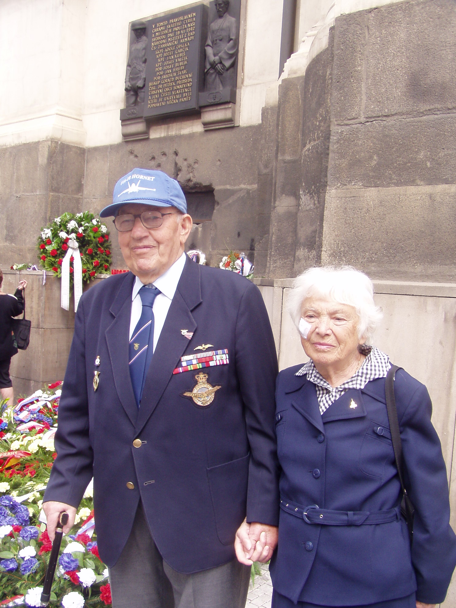Plukovník Jaroslav Hofrichter s manželkou u pomníku parašutistů v Praze. 