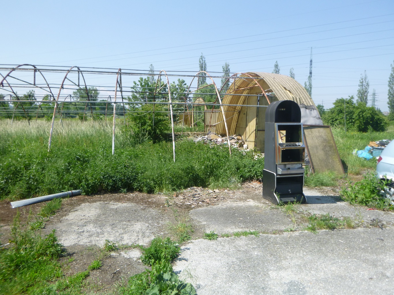 Čtvrtý blok skleníků, pláště asi odfoukal vítr, konstrukce zůstávají