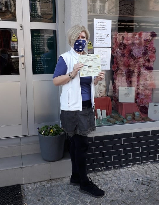 Majitelka před Studiem Mísha