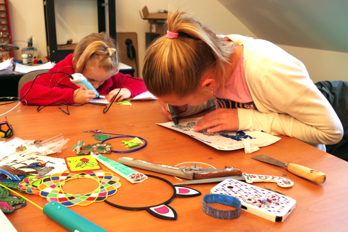 Děti vyplňující omalovánky 3D pera