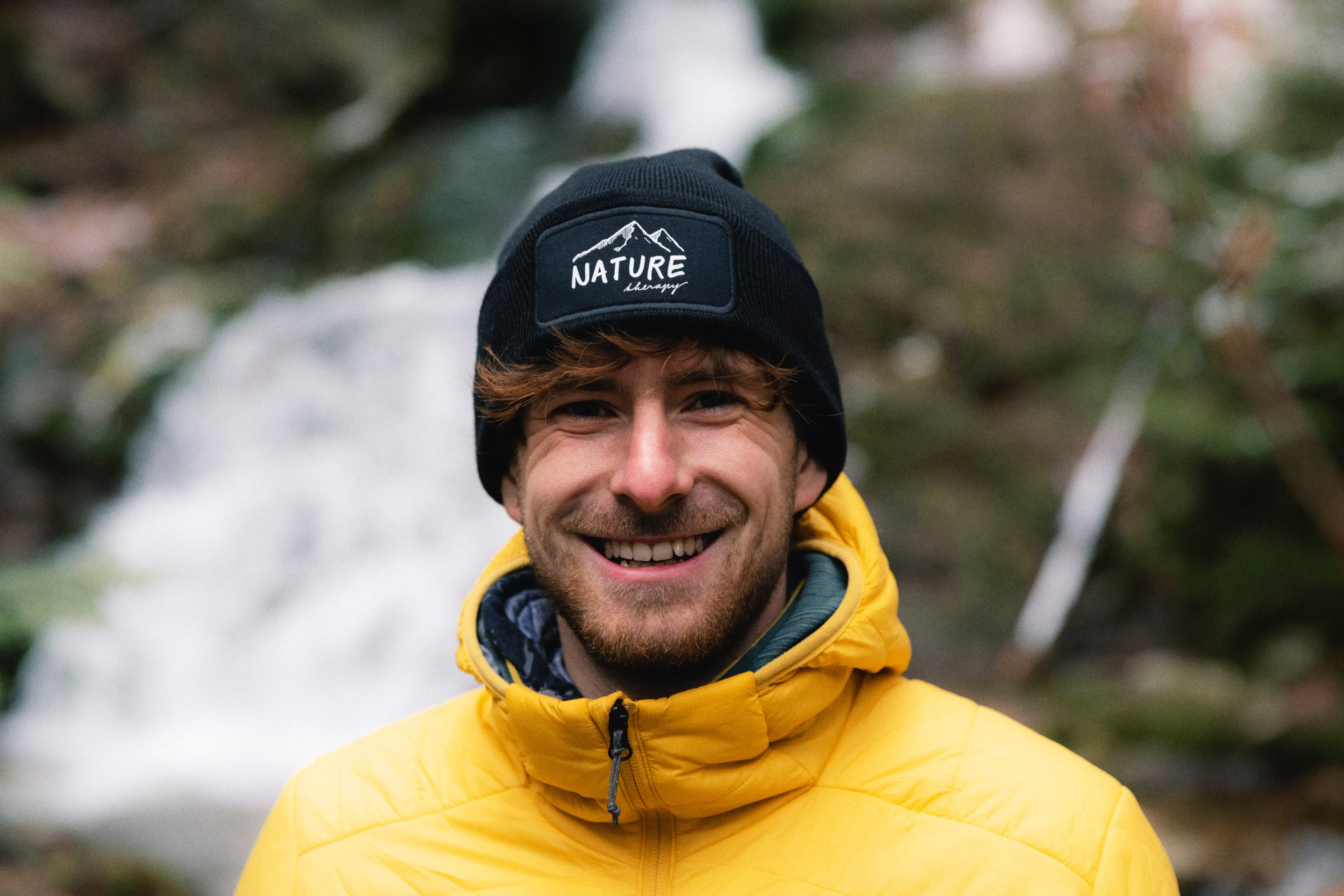 Černá čepice s logem NATURE THERAPY