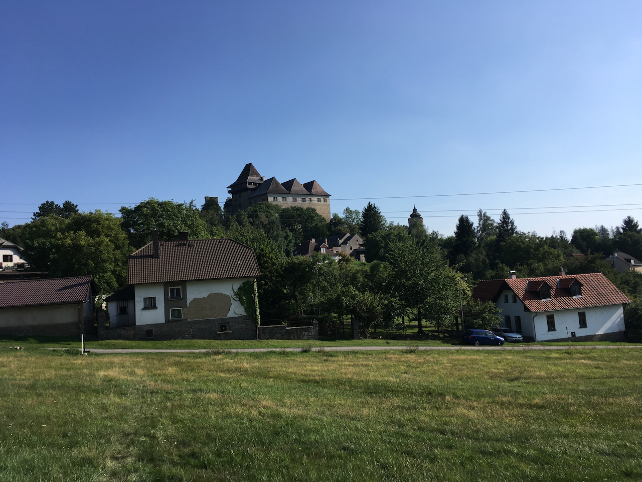Netipický pohled na hrad Lipnice nad Sázavou.