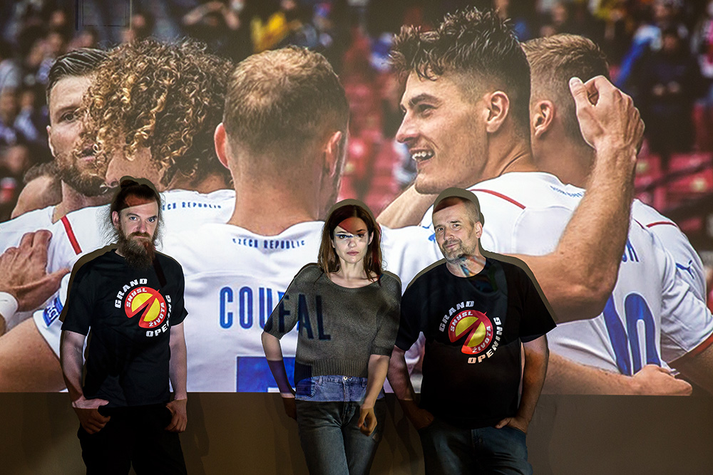 Tomáš, Olyfka a Zdeněk - krátce po slavném fotbalovém osmifinále, kdy jsme vypráskali Dány