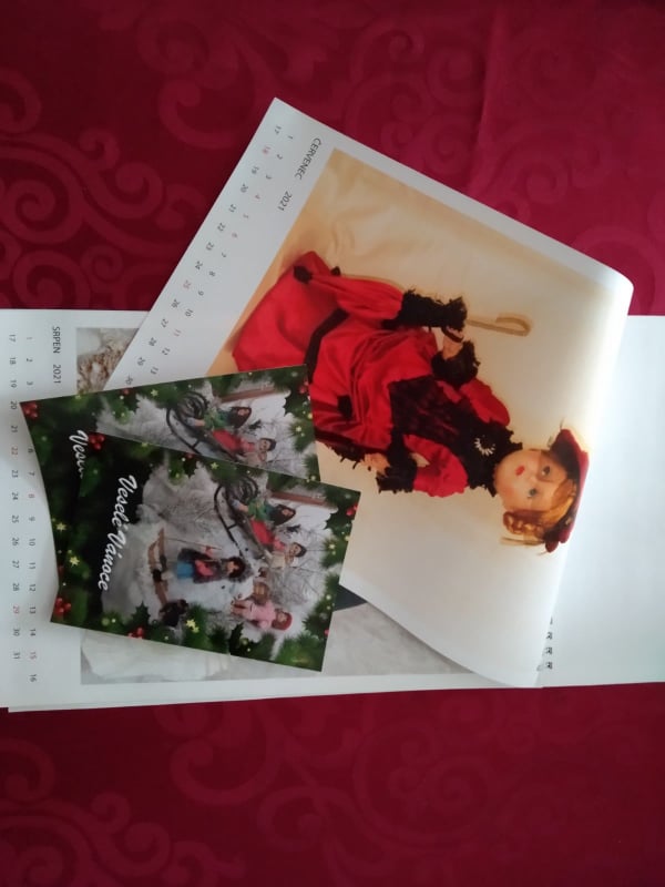 Nástěnný kalendář a pohlednice